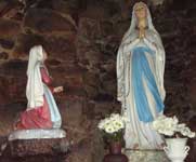 Дева Мария и Бернадетта Субиру. Скульптурная группа в Лурдском гроте